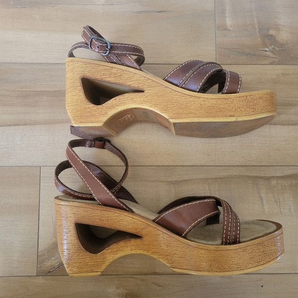 Vintage Square Toe Wood-look Donut Hole Wedge Sandal - Picture 4 of 8
